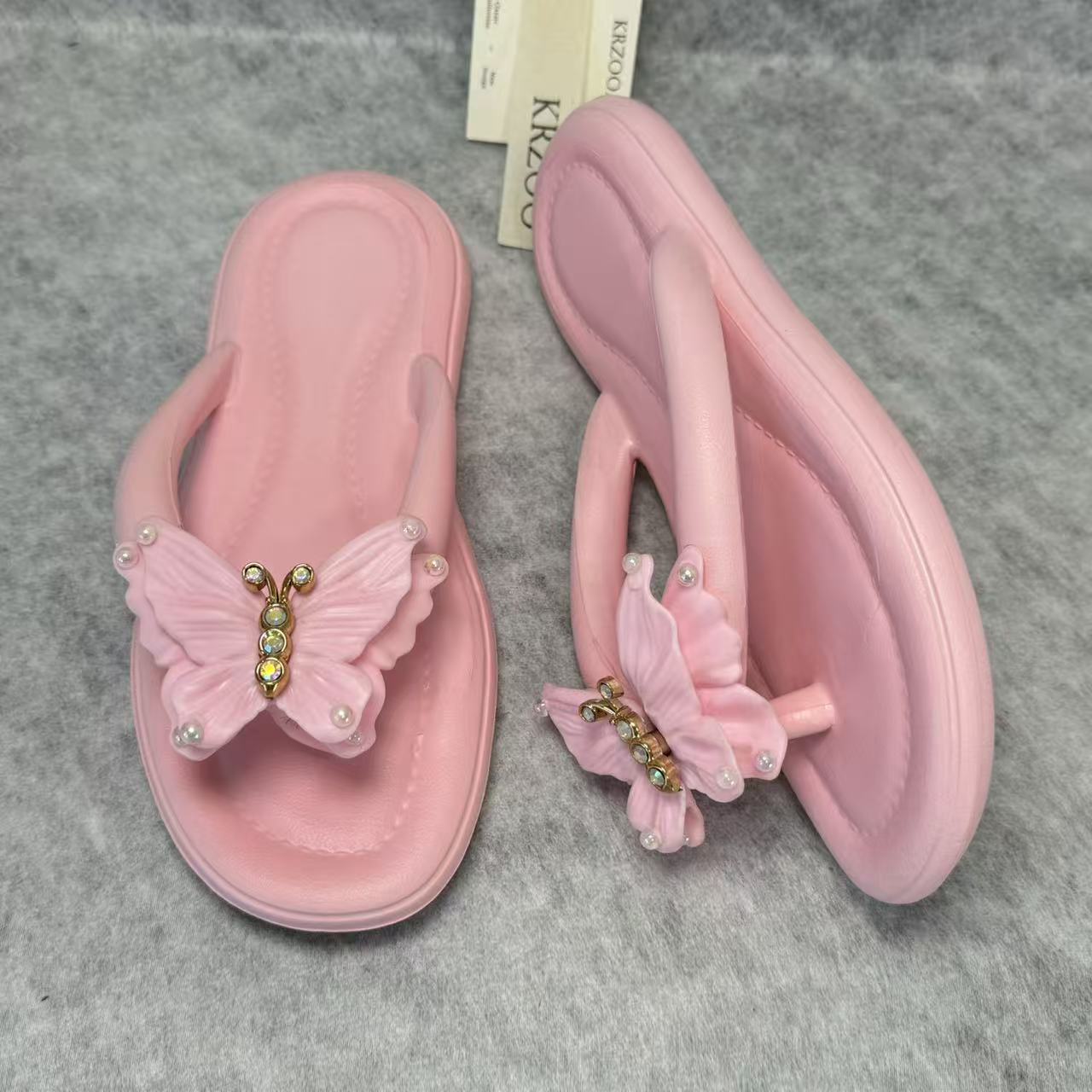 Diamond-shaped bow flip-flops