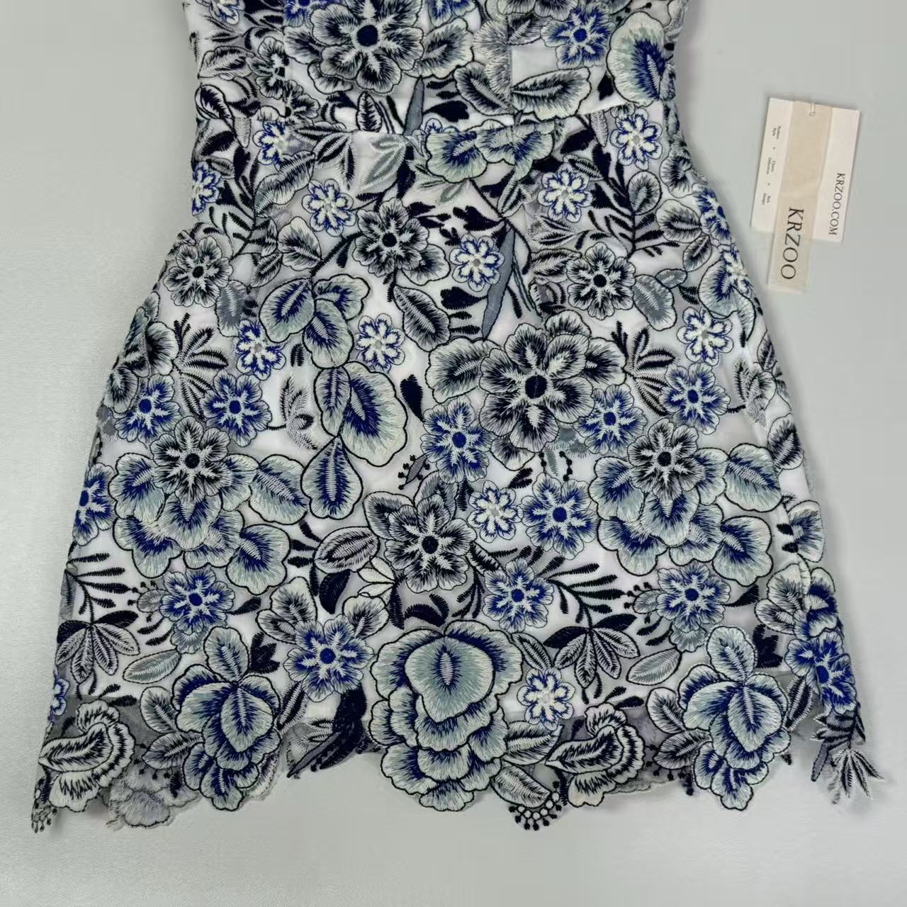 Fishbone strapless halter dress with plunging neckline
