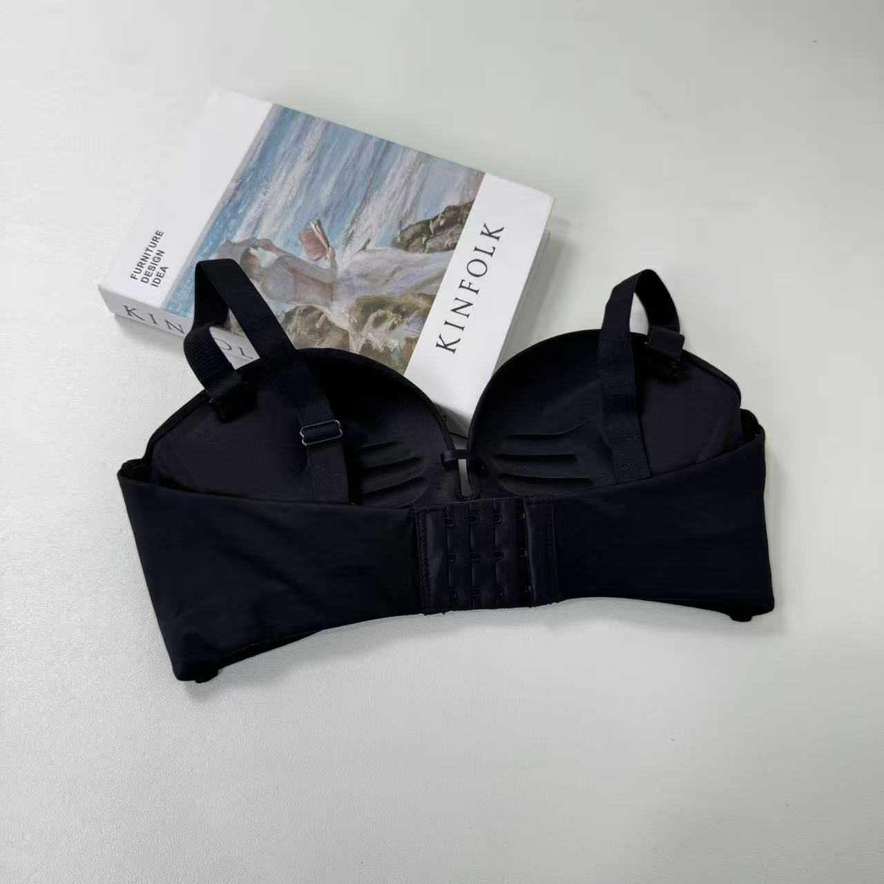Anti-slip bra without steel ring
