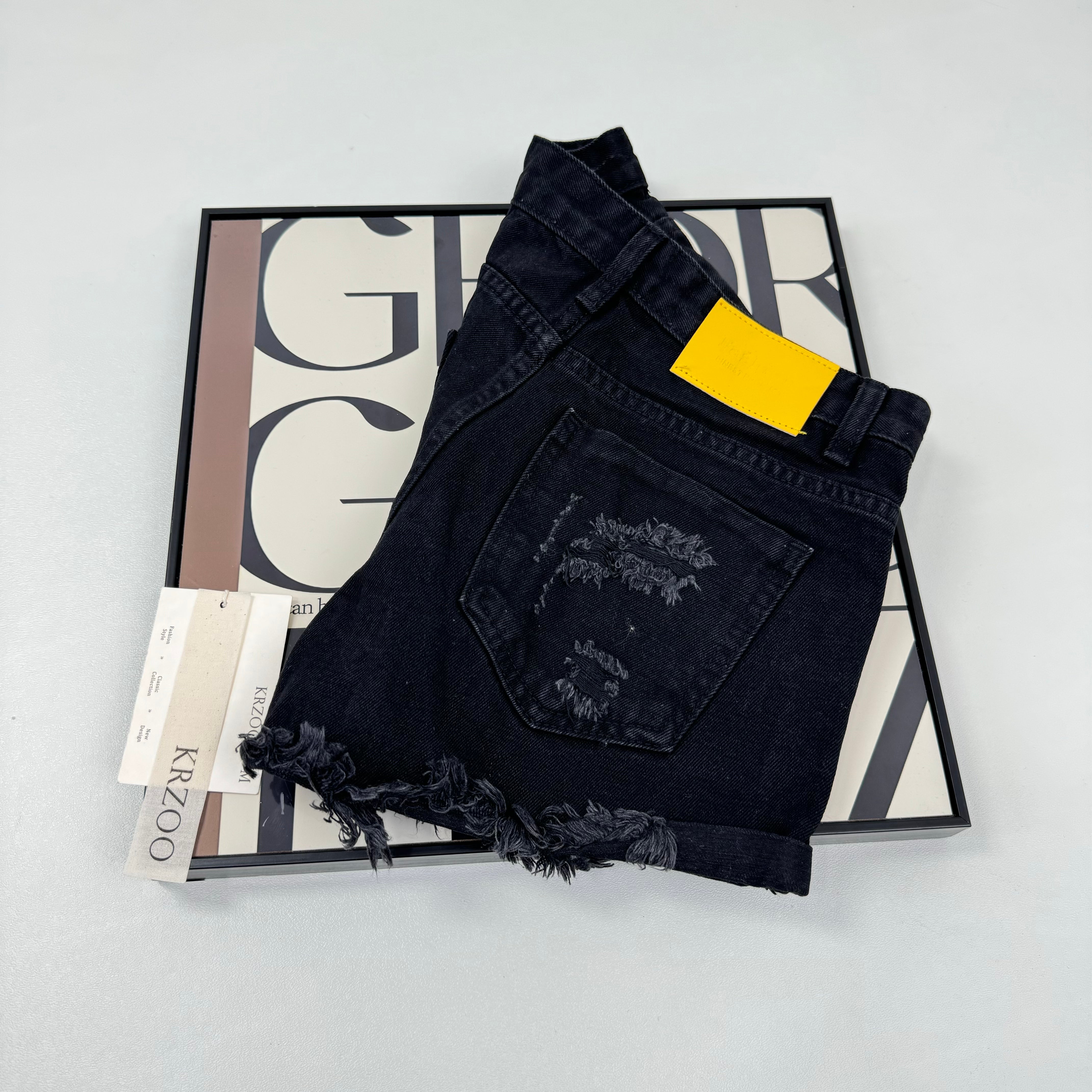 Low-waist fringed denim shorts
