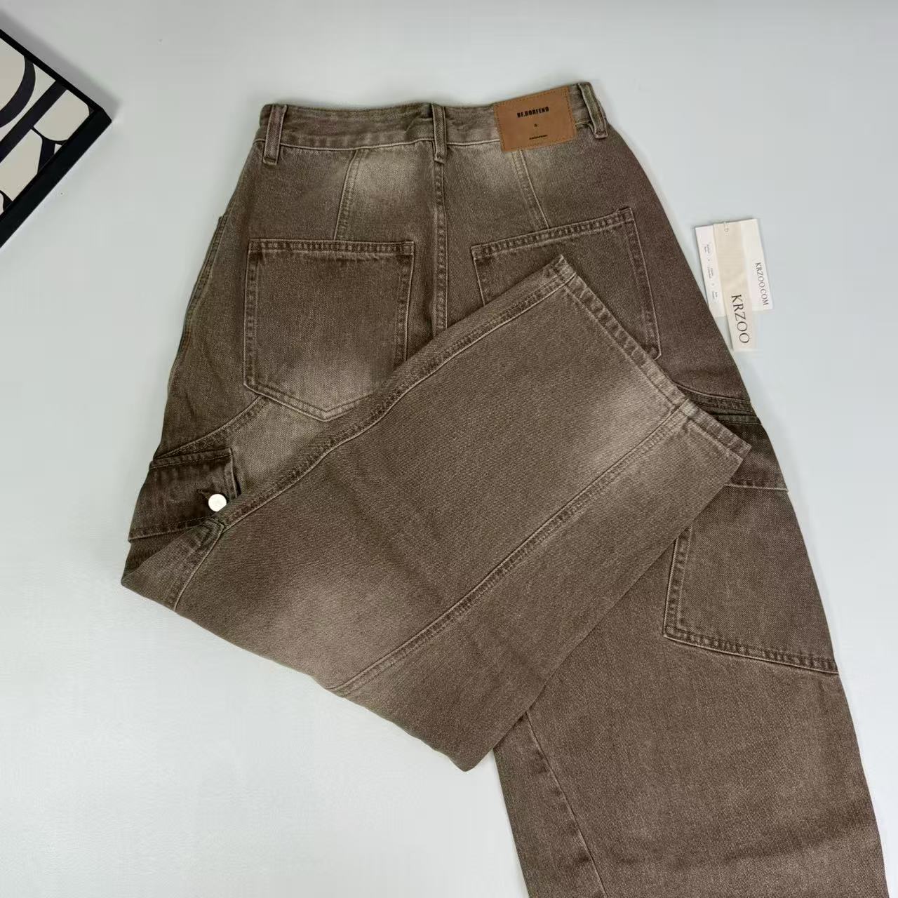 Contrasting color curved knife-shaped jeans