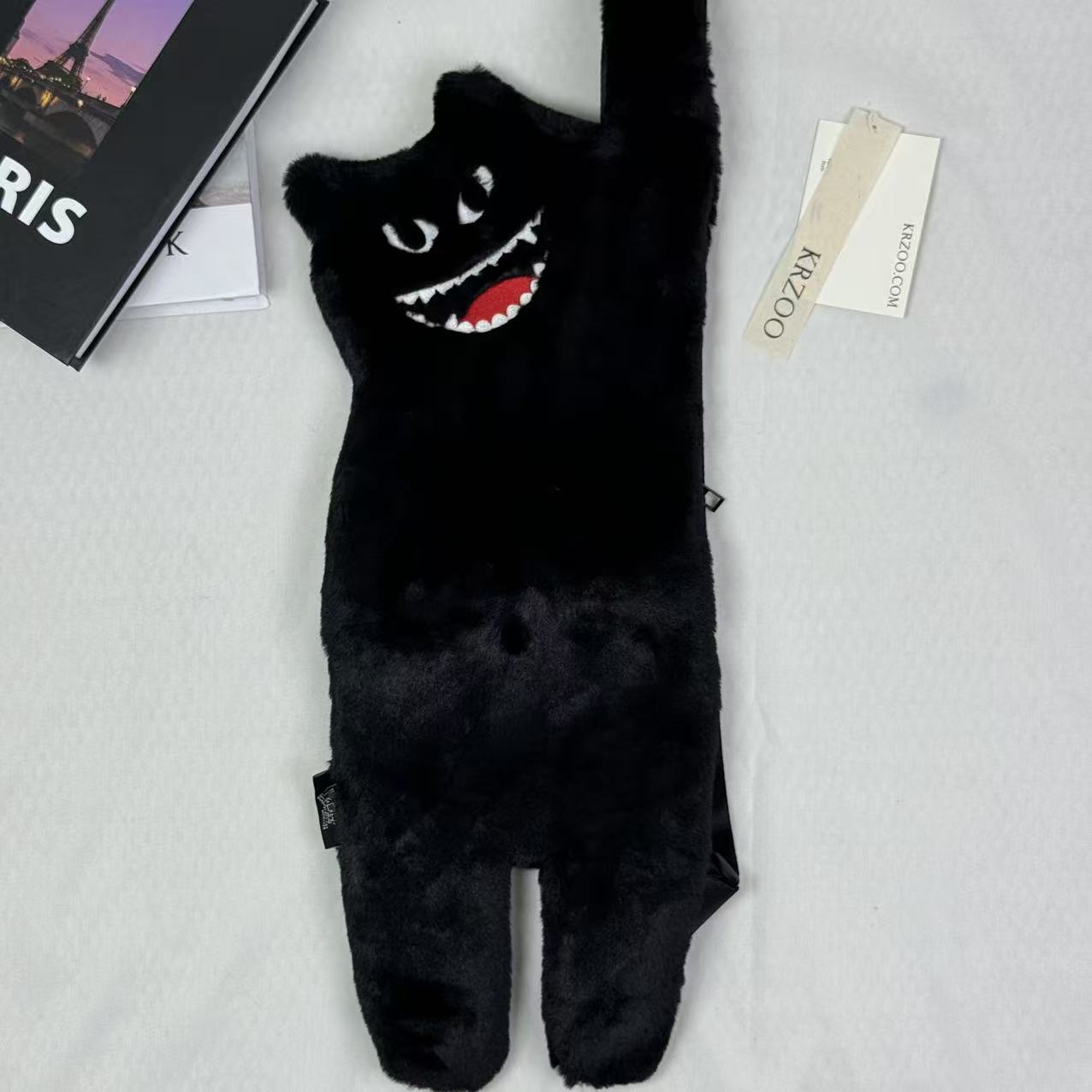 Black cat's underarm bag
