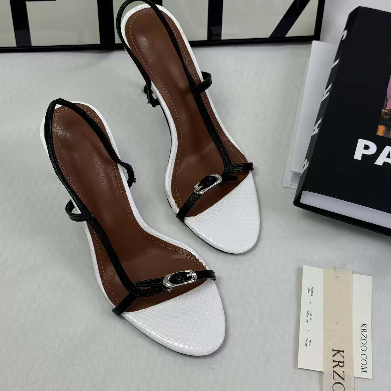 One-piece slip-on high-heeled shoes