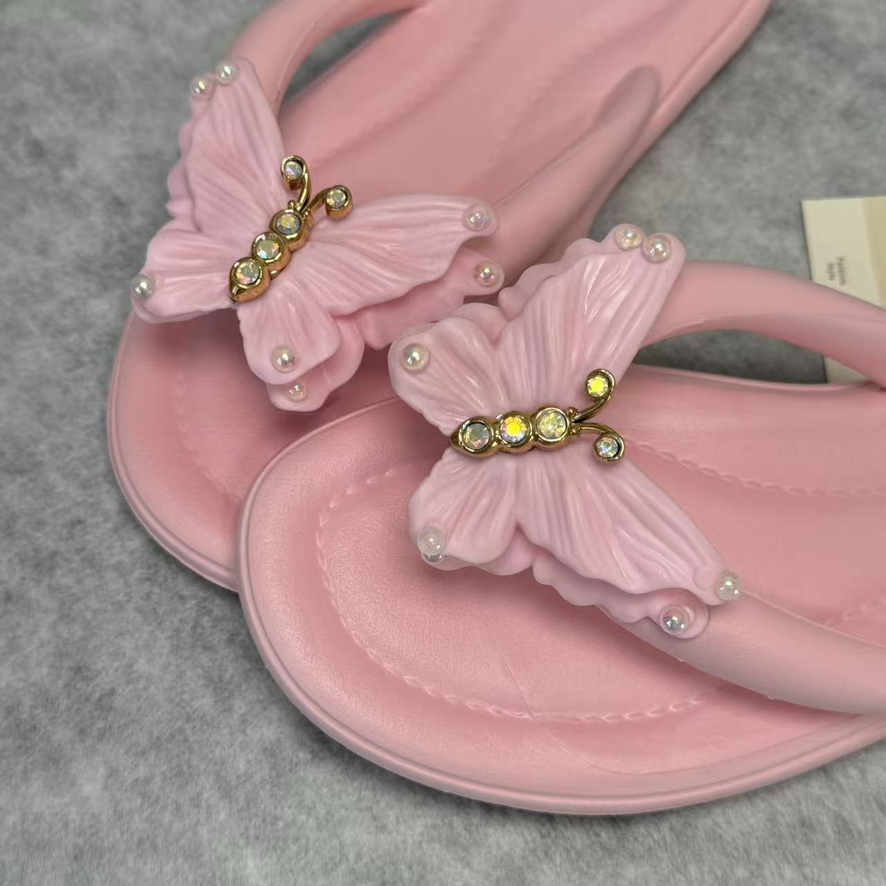 Diamond-shaped bow flip-flops