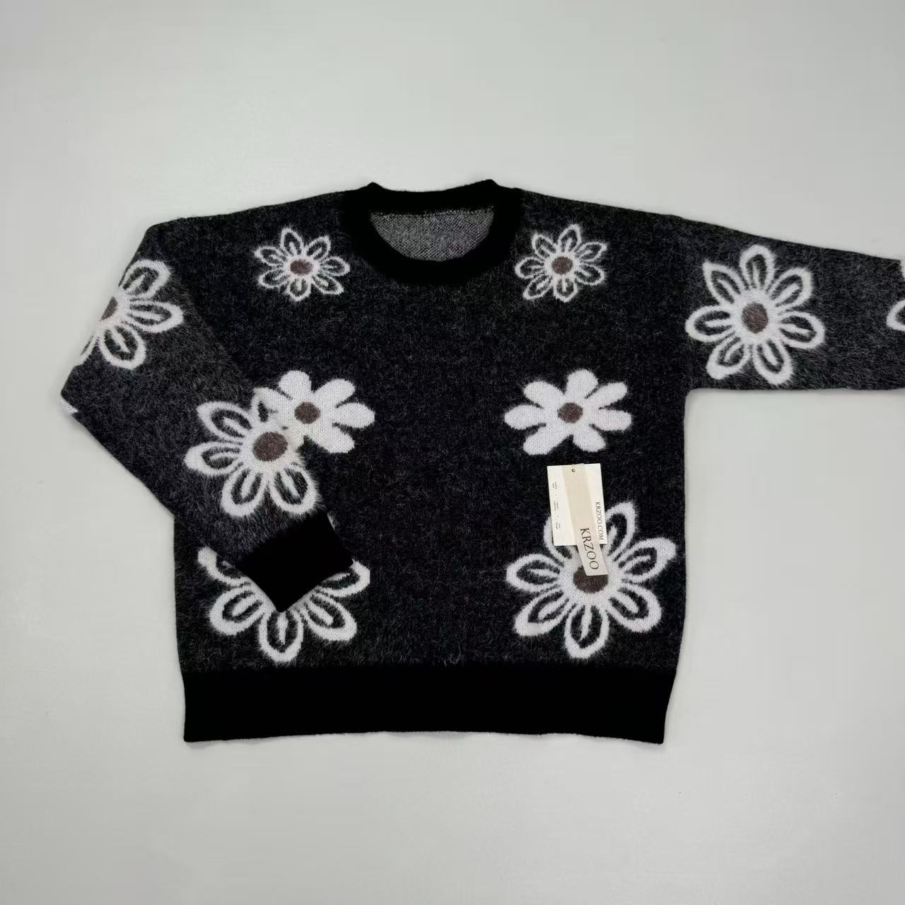 Three-dimensional flower knitted sweater
