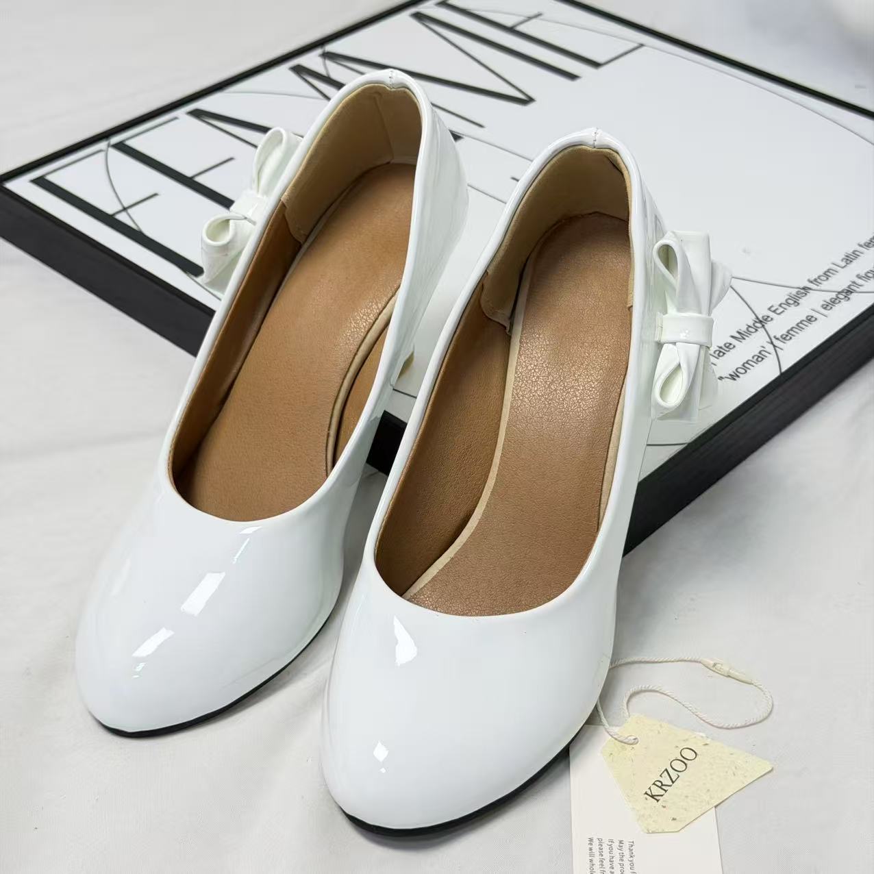Pegged bow leather shoes