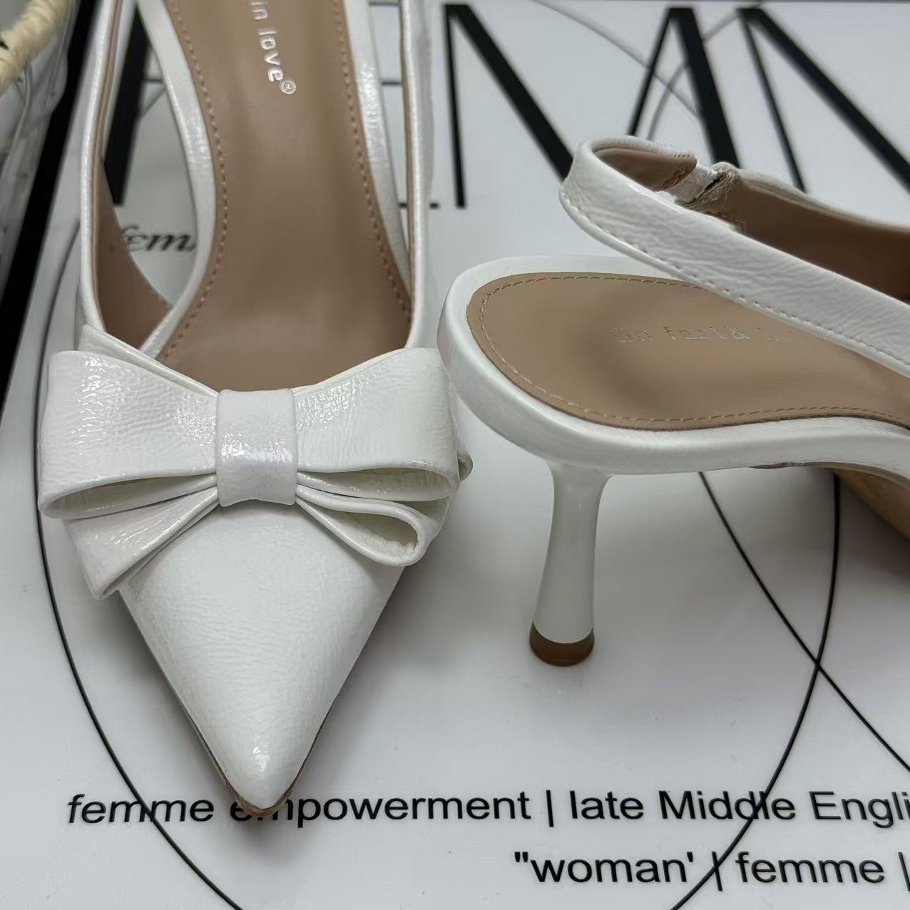 Pointed bow high-heeled shoes