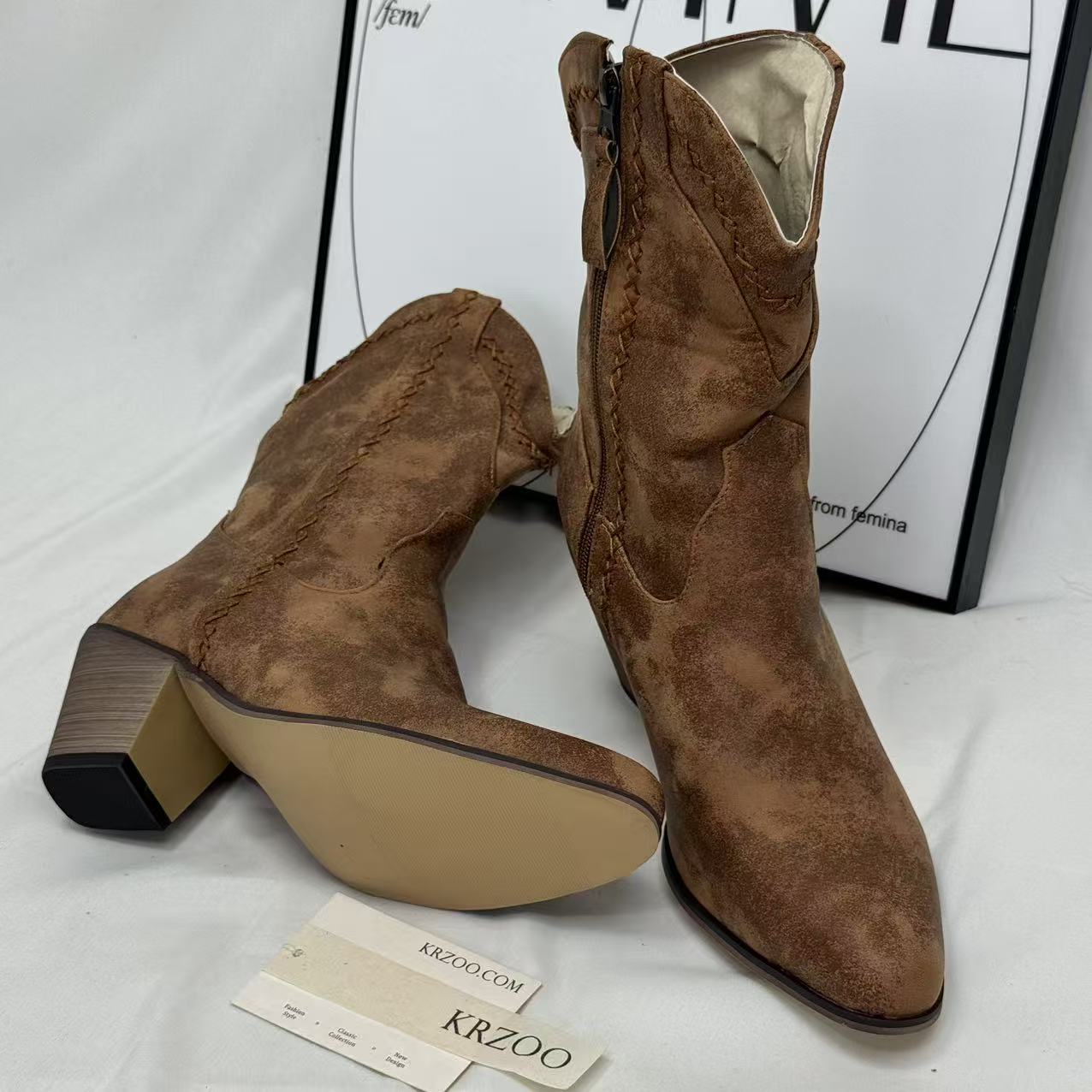 Pointed-toe side-zip short boots