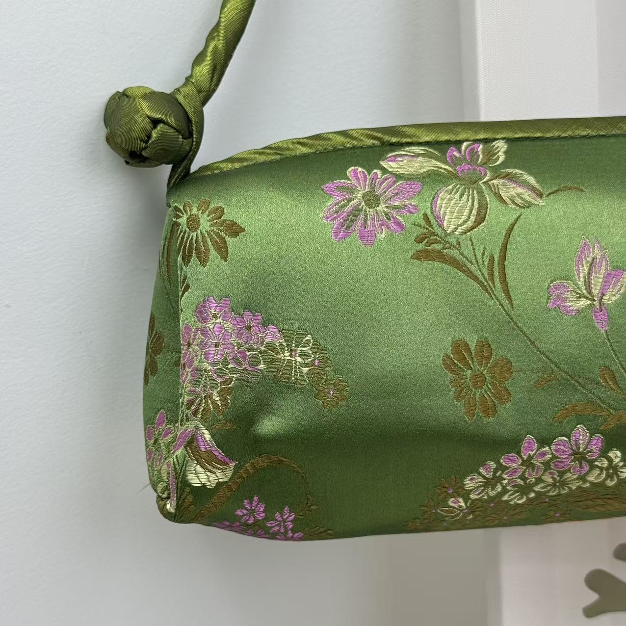 Classical style buttoned handbag