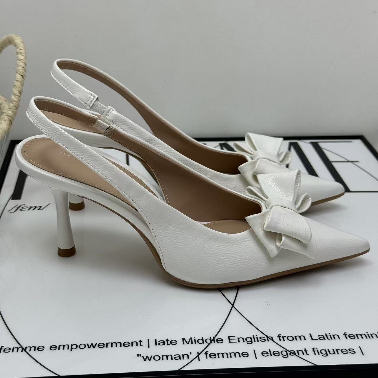 Pointed bow high-heeled shoes