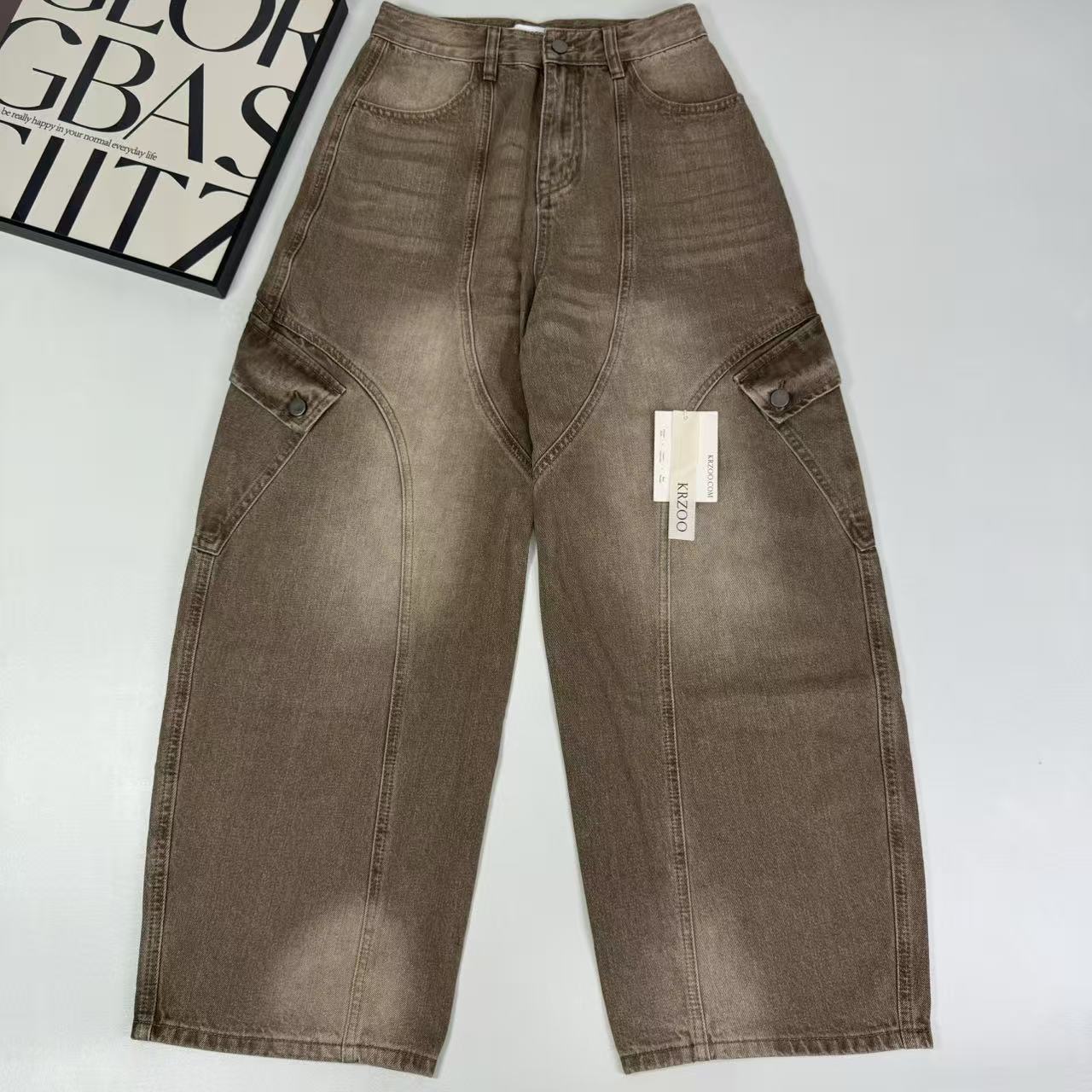 Contrasting color curved knife-shaped jeans
