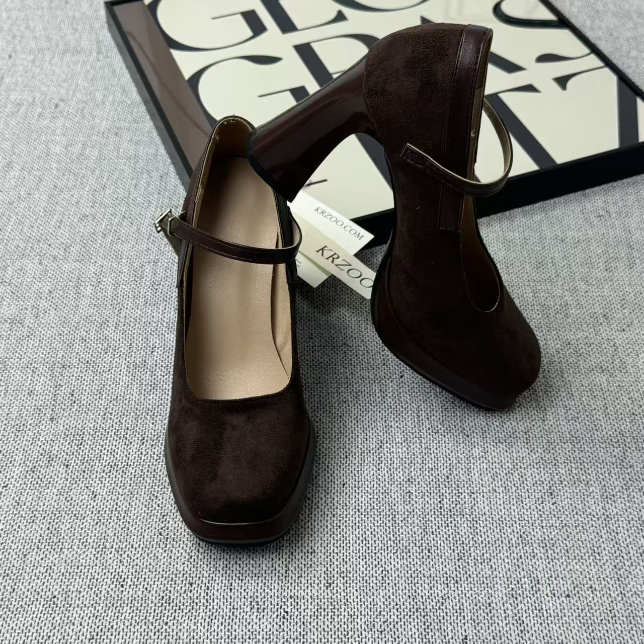 Velvet-faced square-toe British-style shoes