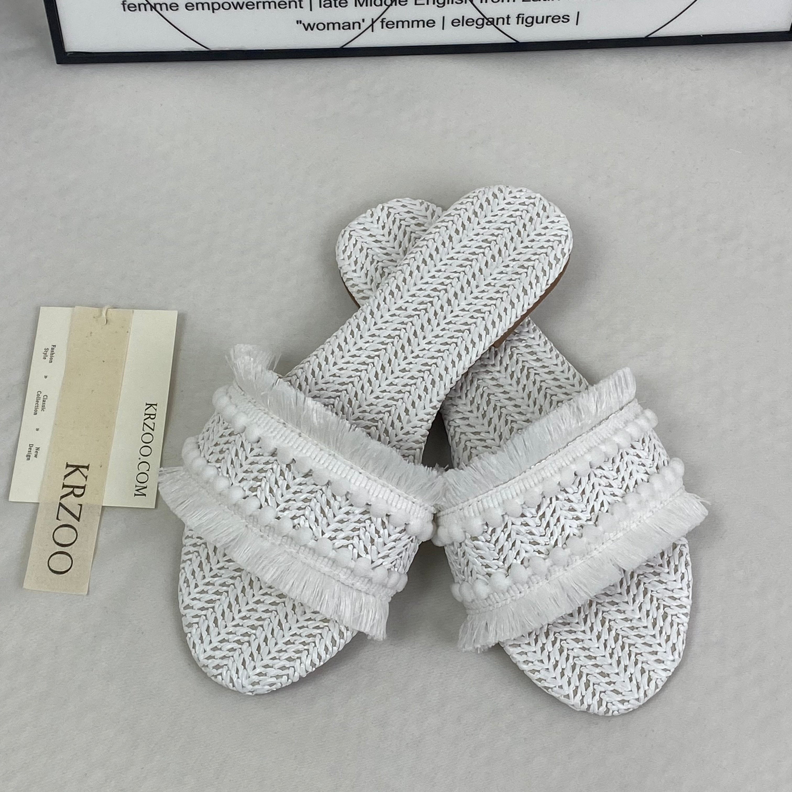 Flat-bottom fringed outer ankle bootie
