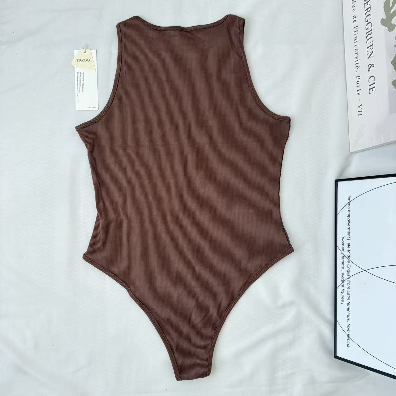 Sleeveless placket one-piece suit