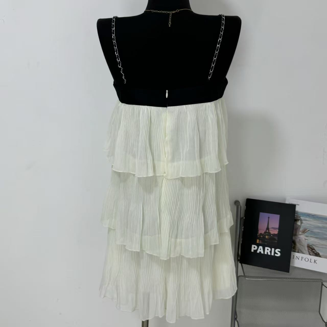 Contrasting-color bow tie backless halter dress