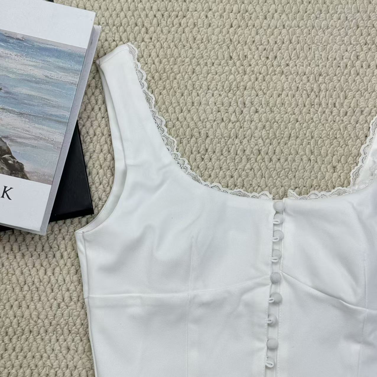Padded round-necked vest with lace trim
