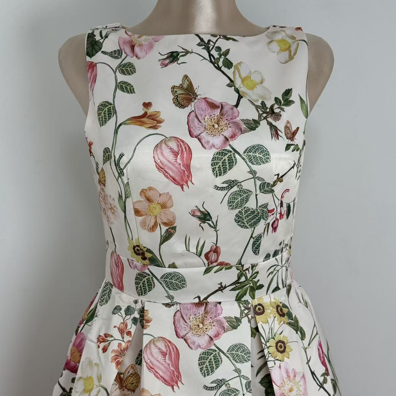 A slimming pleated printed dress