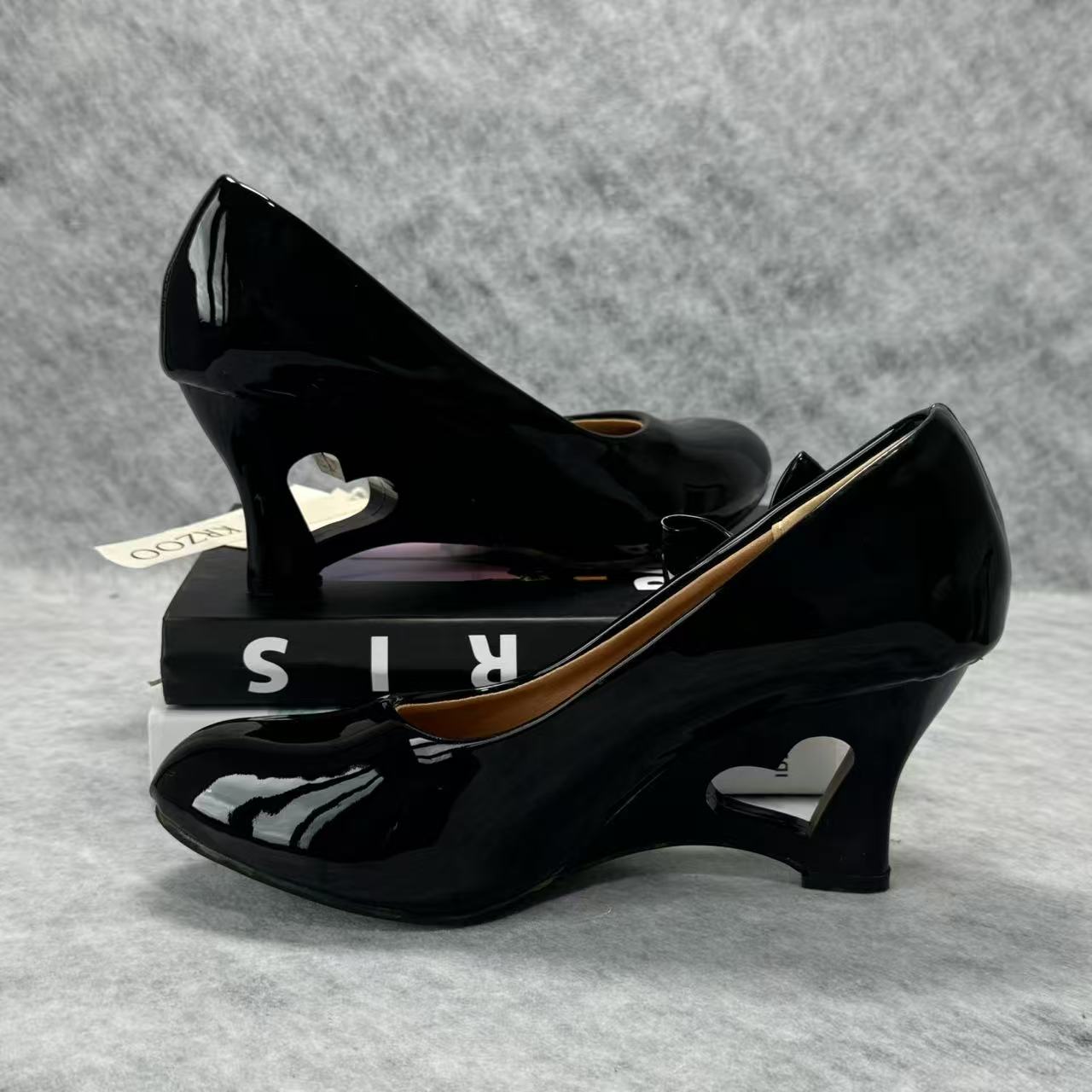 Pegged bow leather shoes