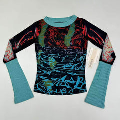 Long-sleeved netted printed t-shirt with a hood