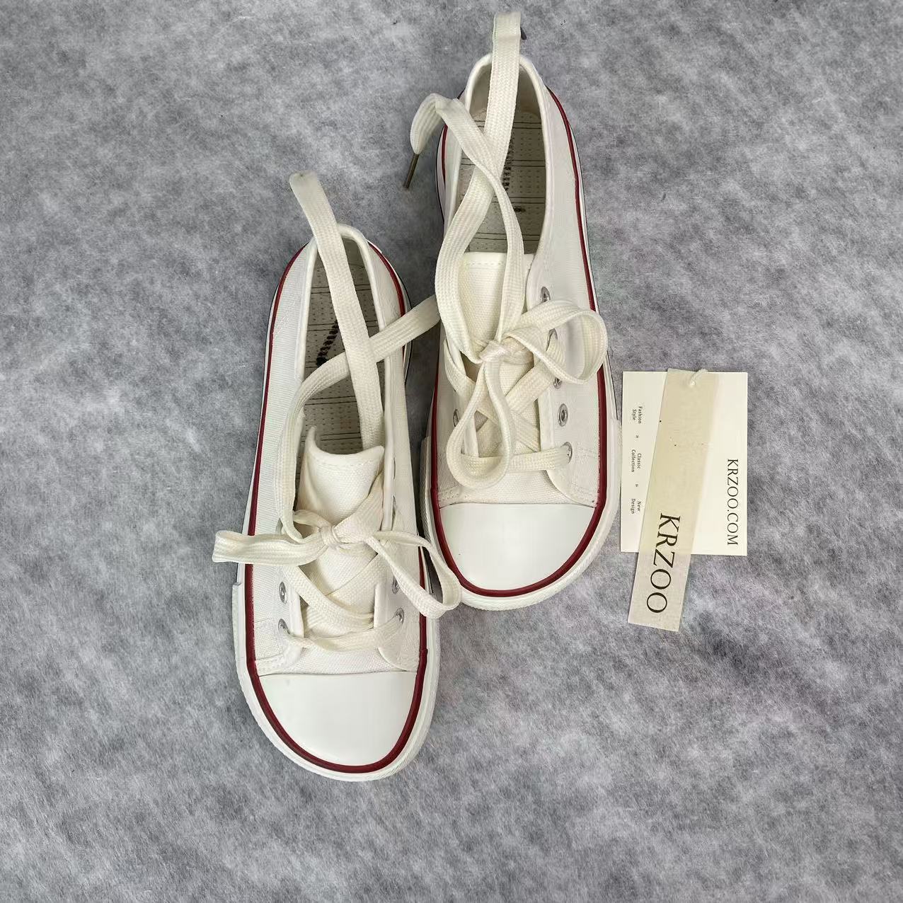Low-top canvas shoes with laces and low heel