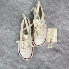 Low-top canvas shoes with laces and low heel