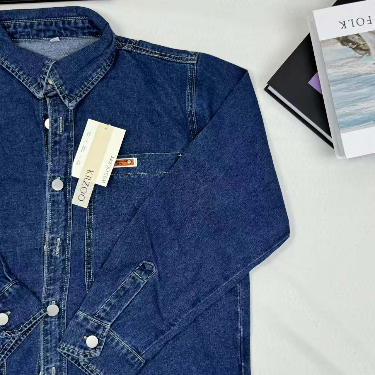 Loose-fitting long-sleeved denim jacket