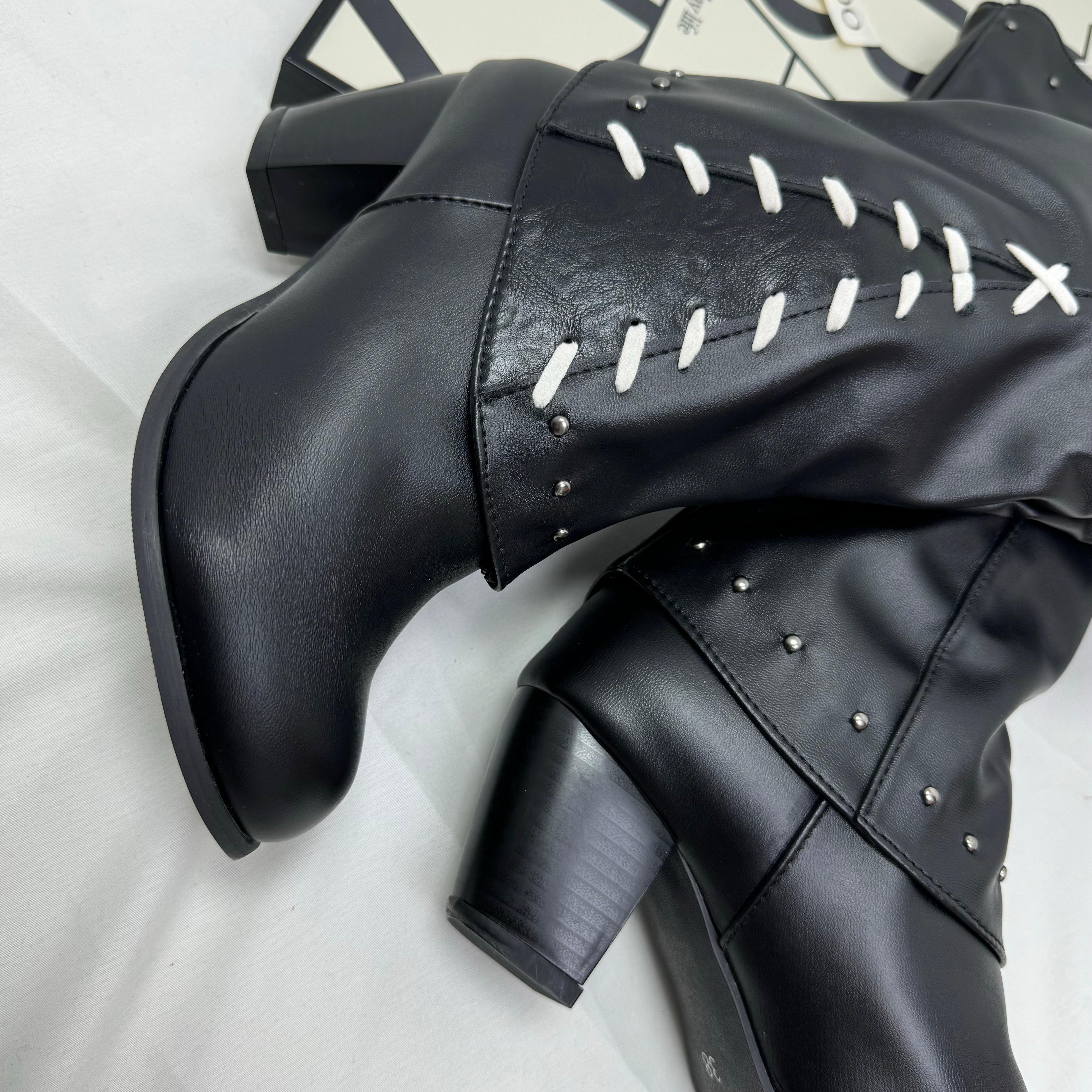 Tasseled long boots made of leather