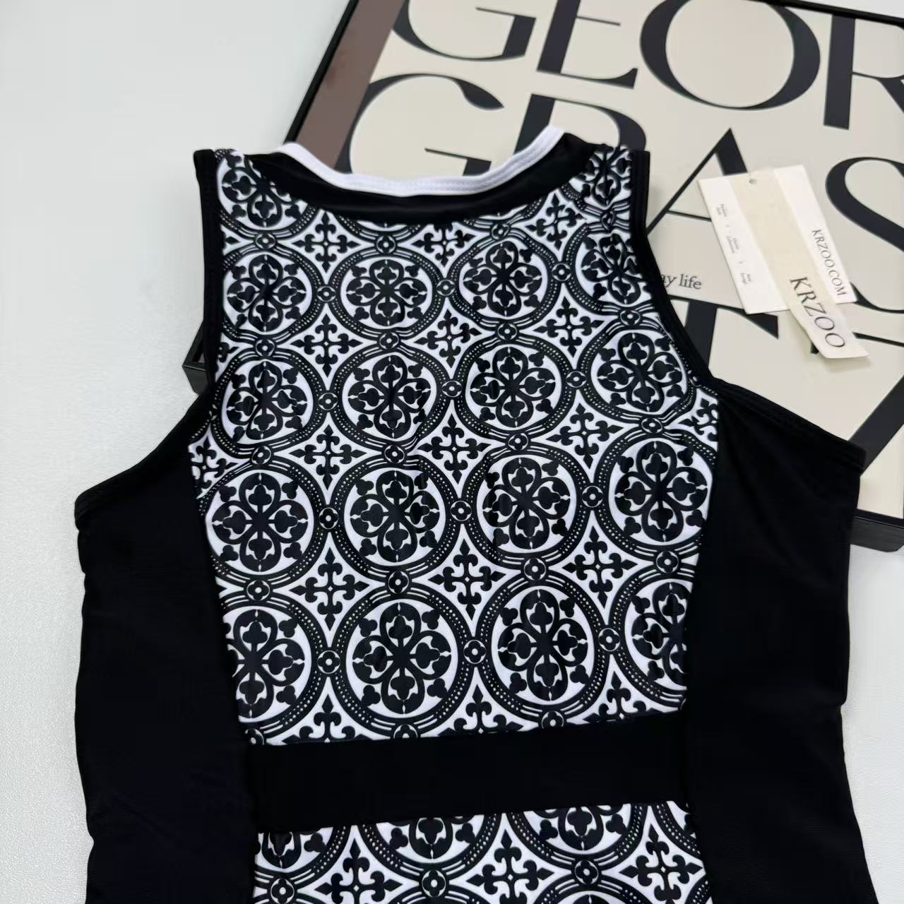 Zip-up one-piece swimming suit
