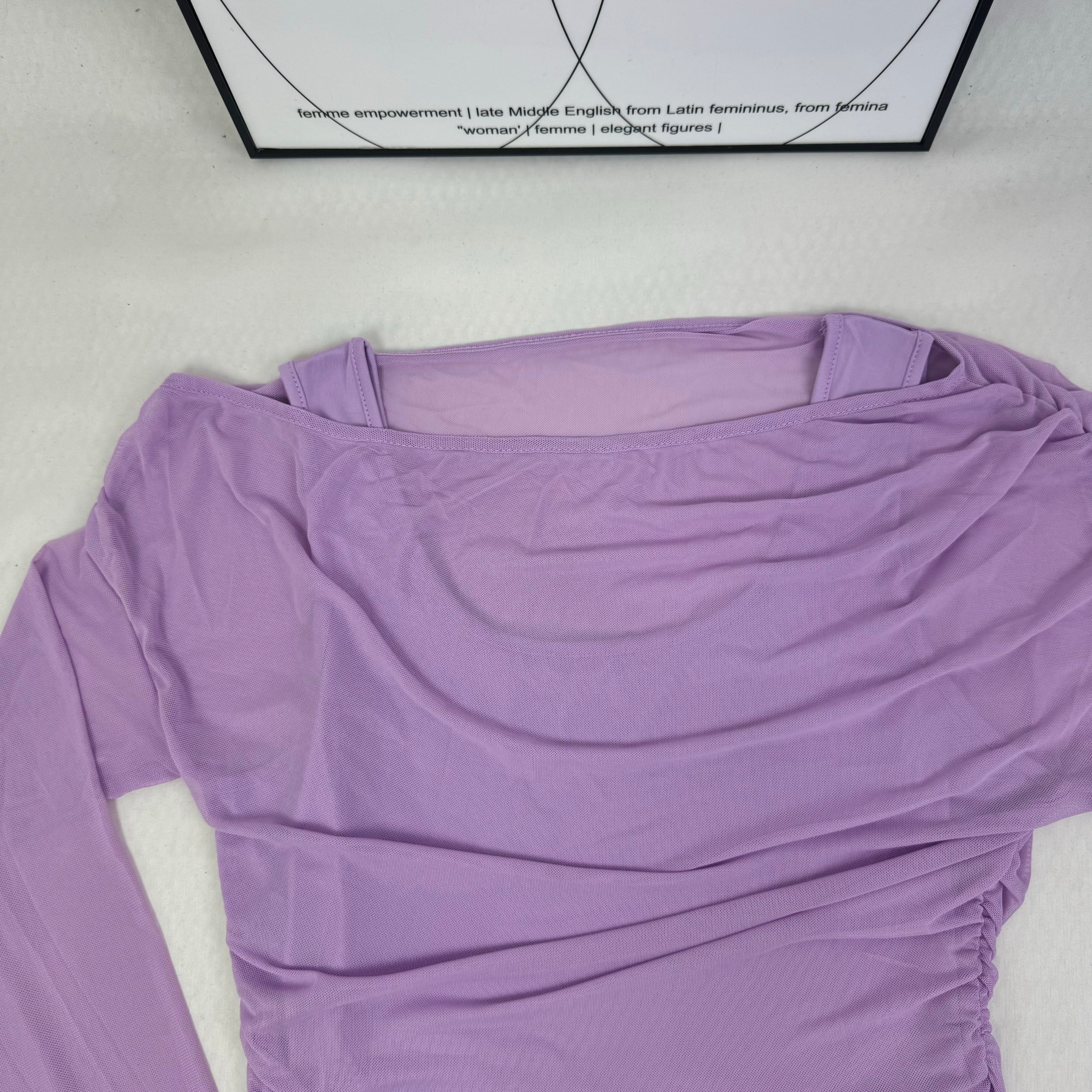 Net fabric elasticated slanting-sleeve top