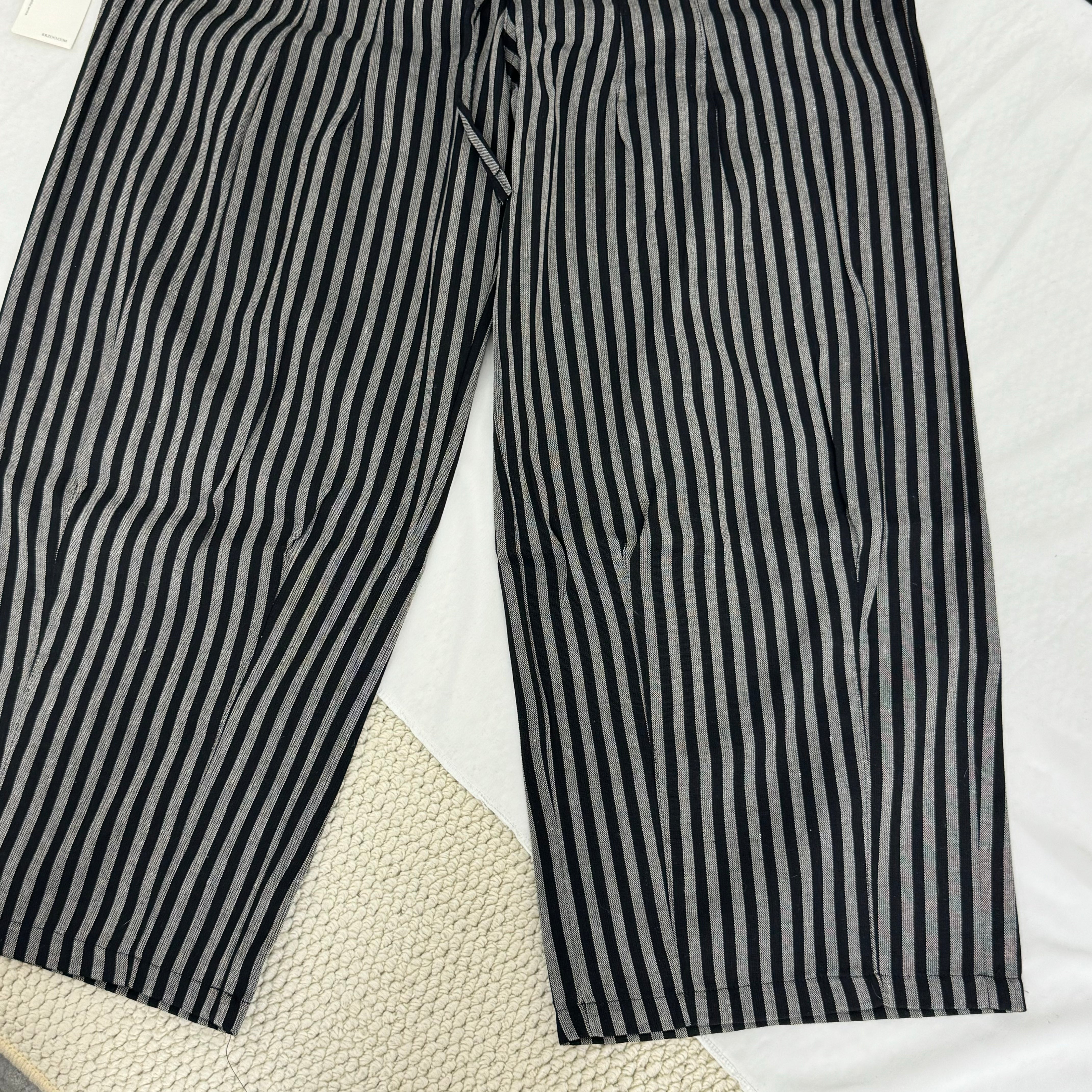 Lazy and draping straight-leg trousers