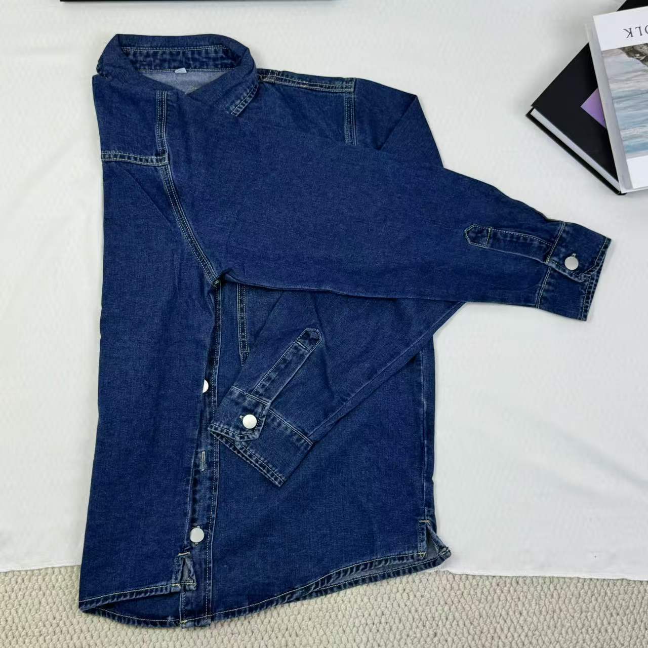 Loose-fitting long-sleeved denim jacket