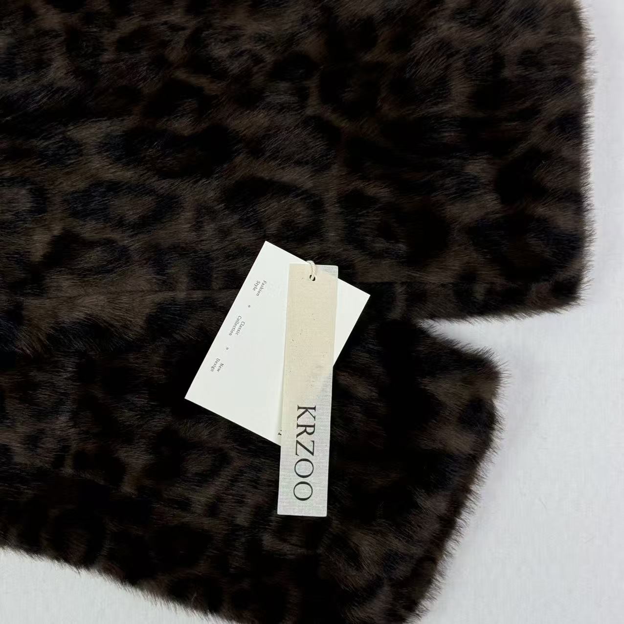 Wide-necked leopard print mink coat