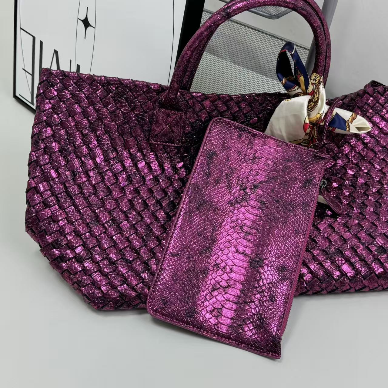 Snake-pattern woven shoulder bag