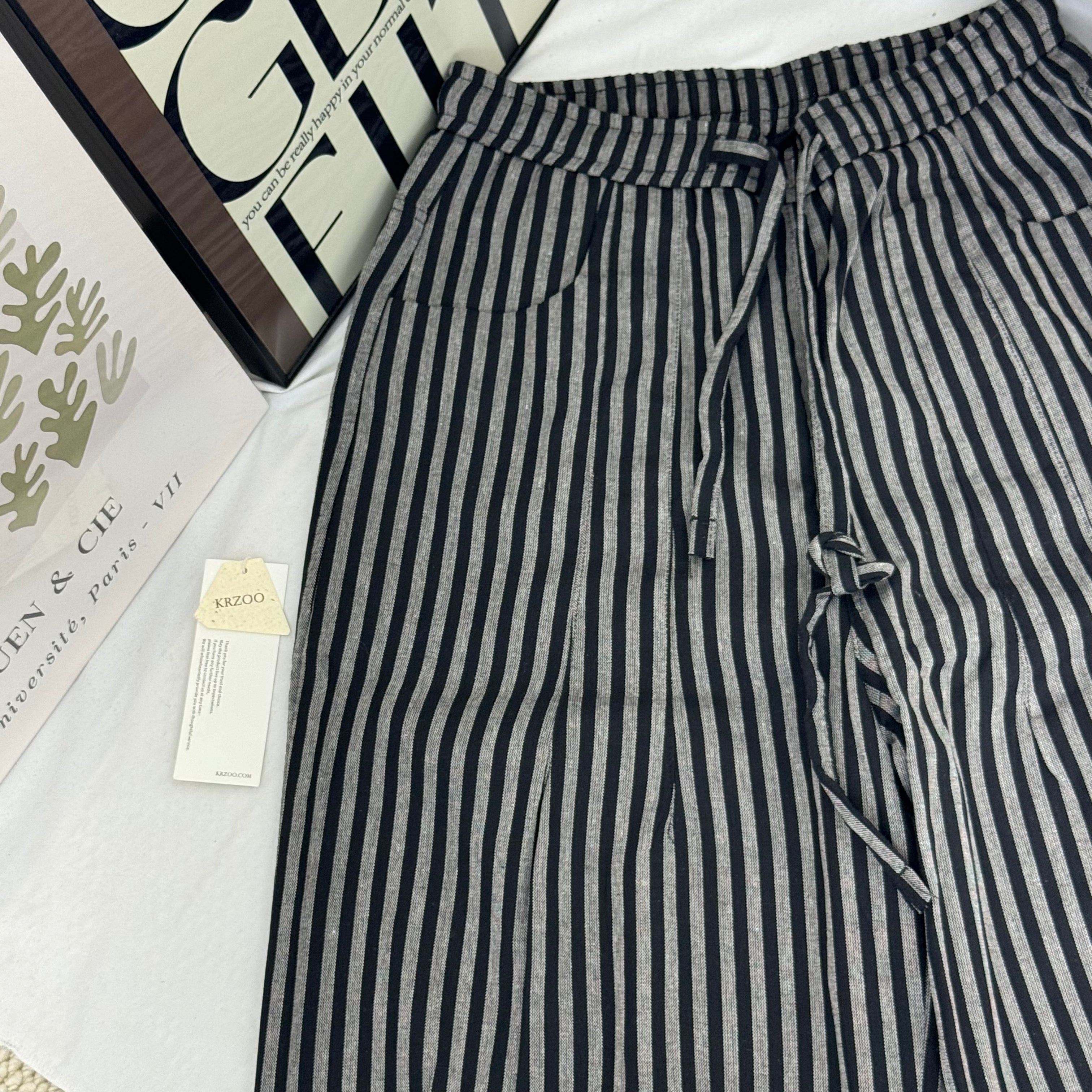 Lazy and draping straight-leg trousers