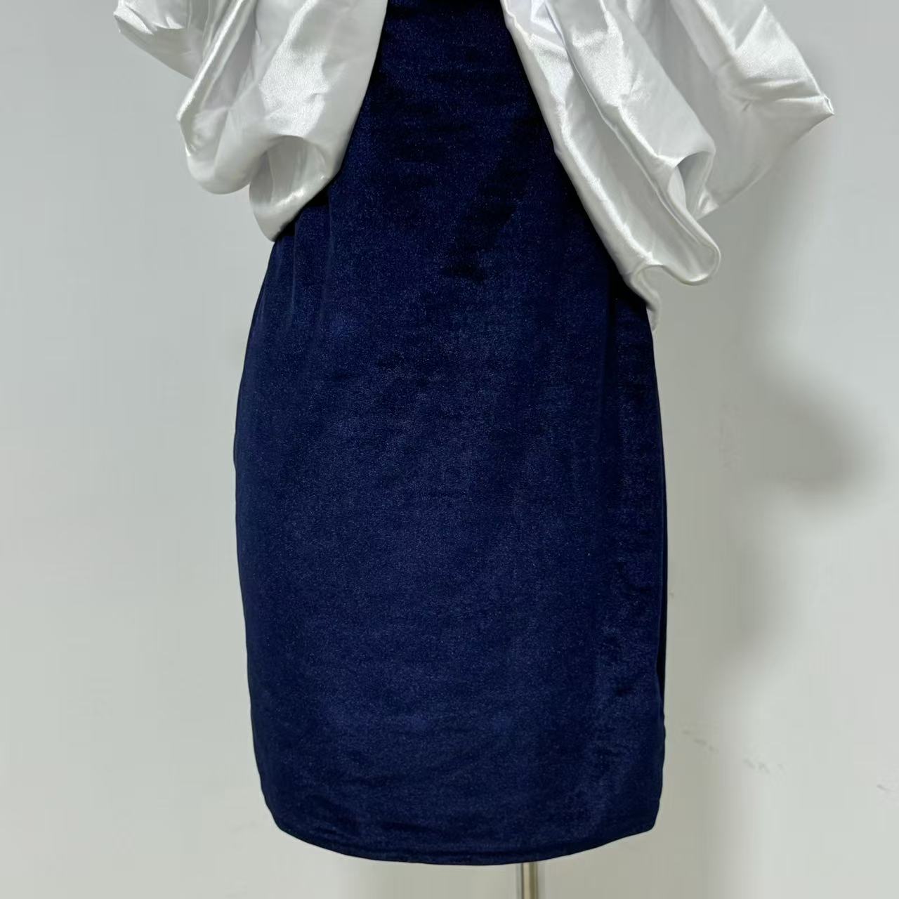 Tight-fitting Gown with a Large Bow