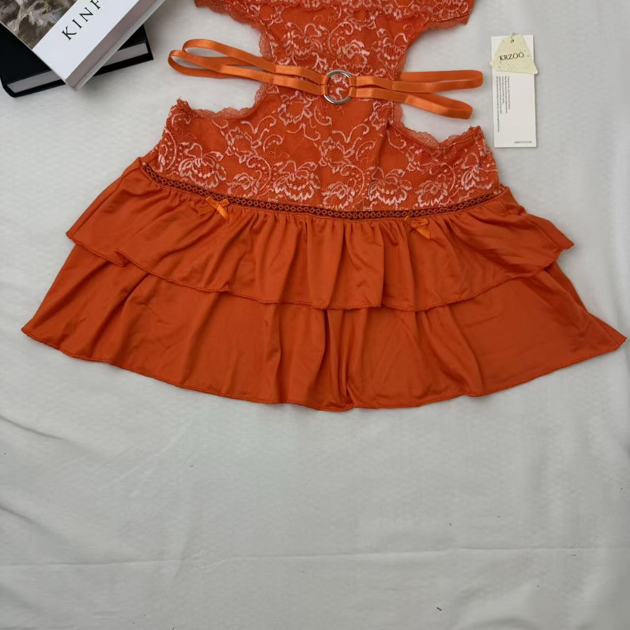Low-cut backless halter-neck dress
