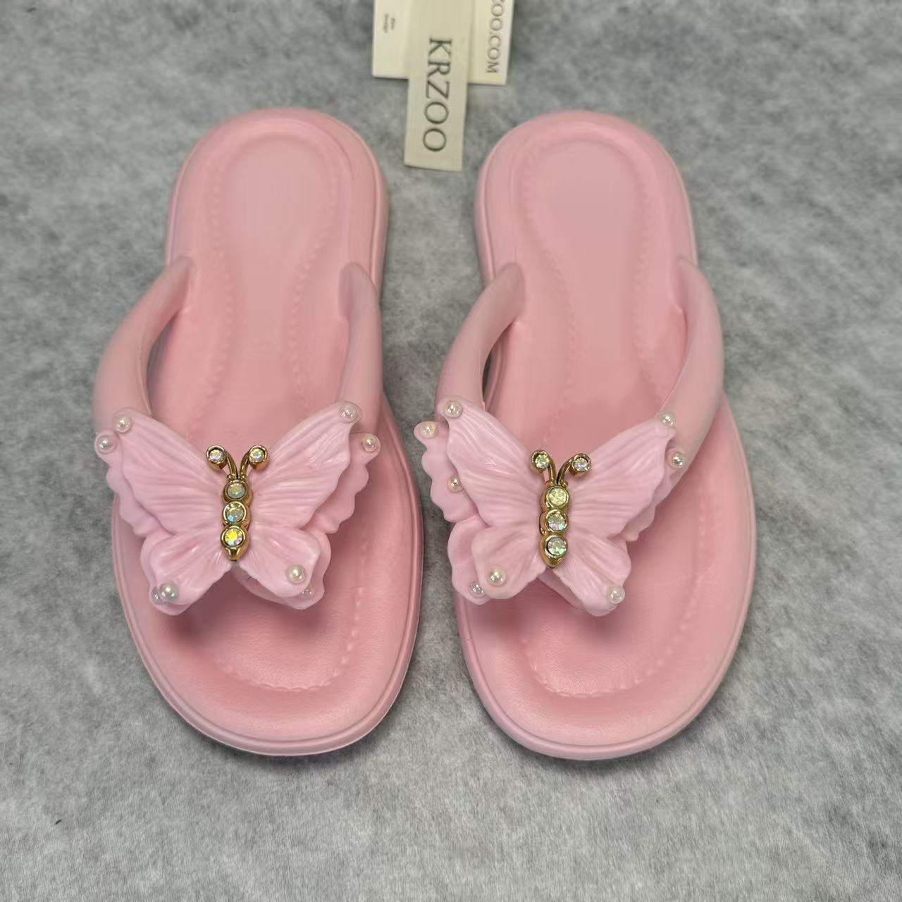 Diamond-shaped bow flip-flops