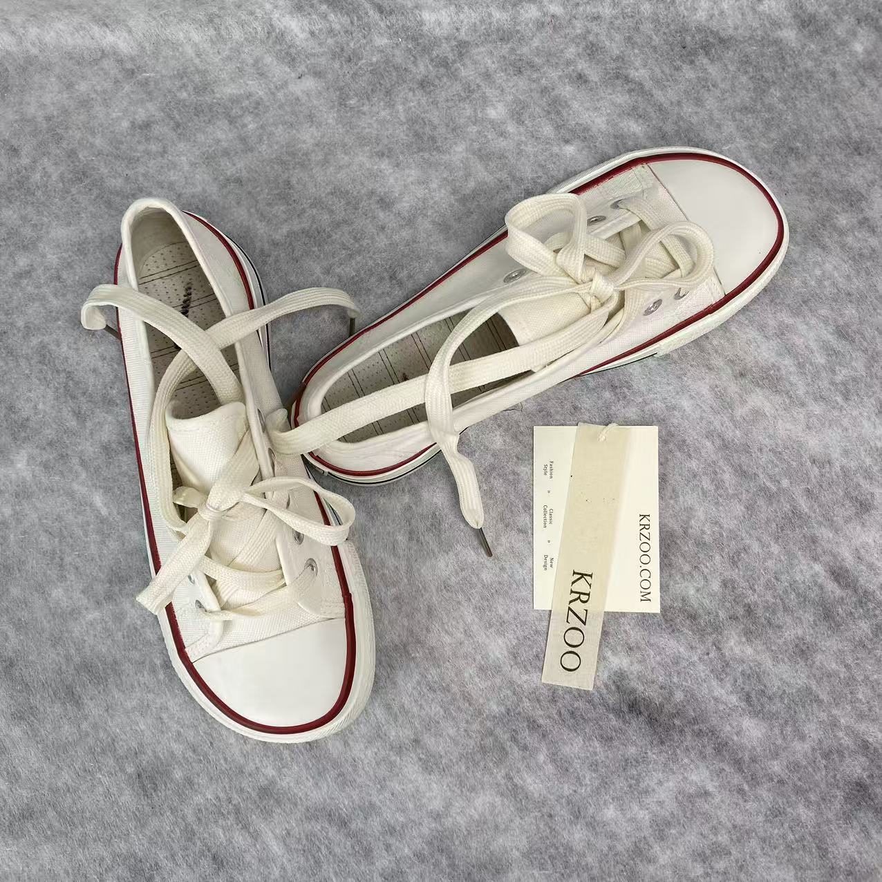 Low-top canvas shoes with laces and low heel