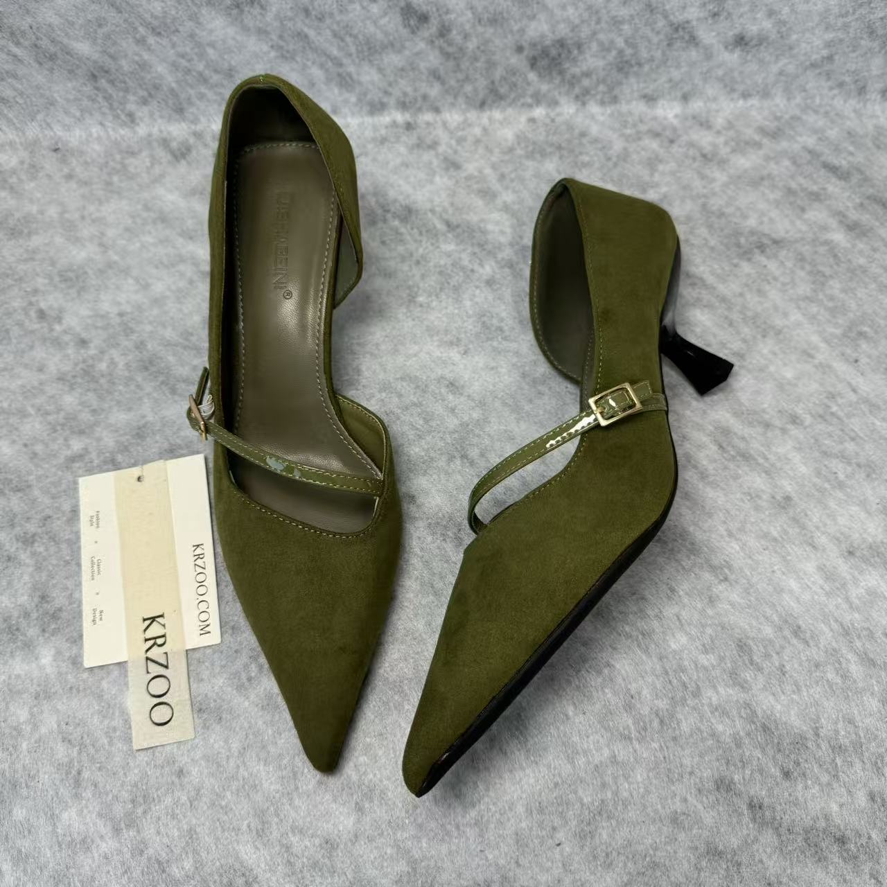 Pointed-toe low-heeled high heels