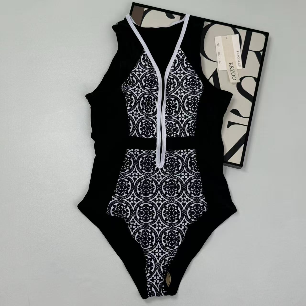 Zip-up one-piece swimming suit