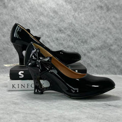 Pegged bow leather shoes