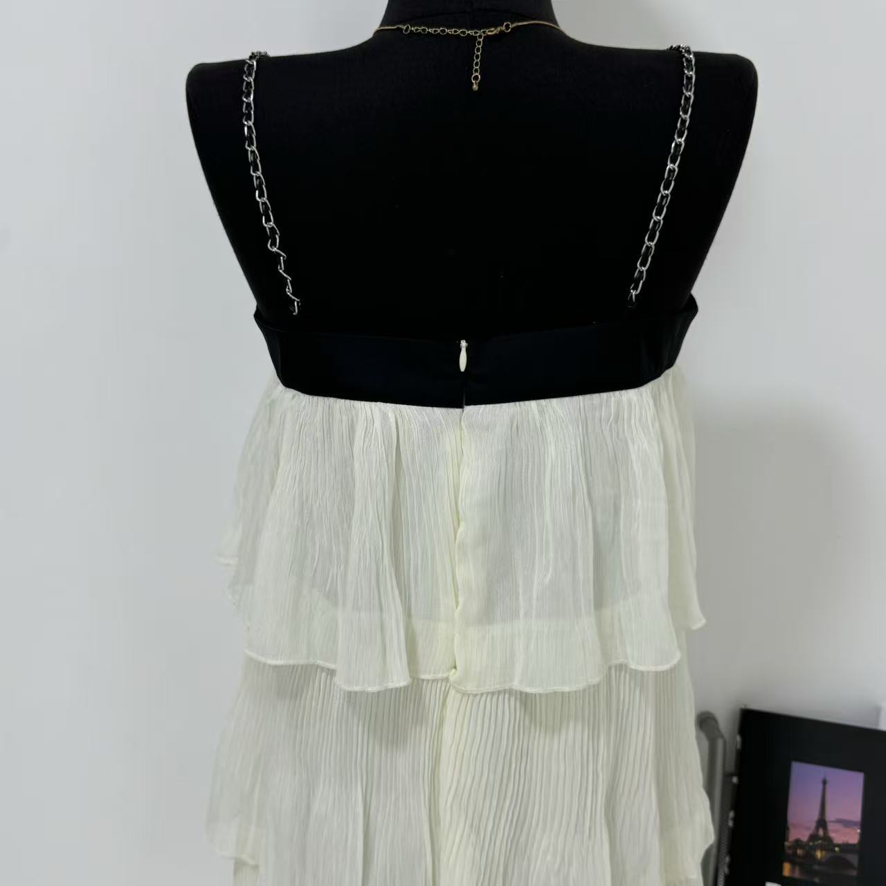 Contrasting-color bow tie backless halter dress