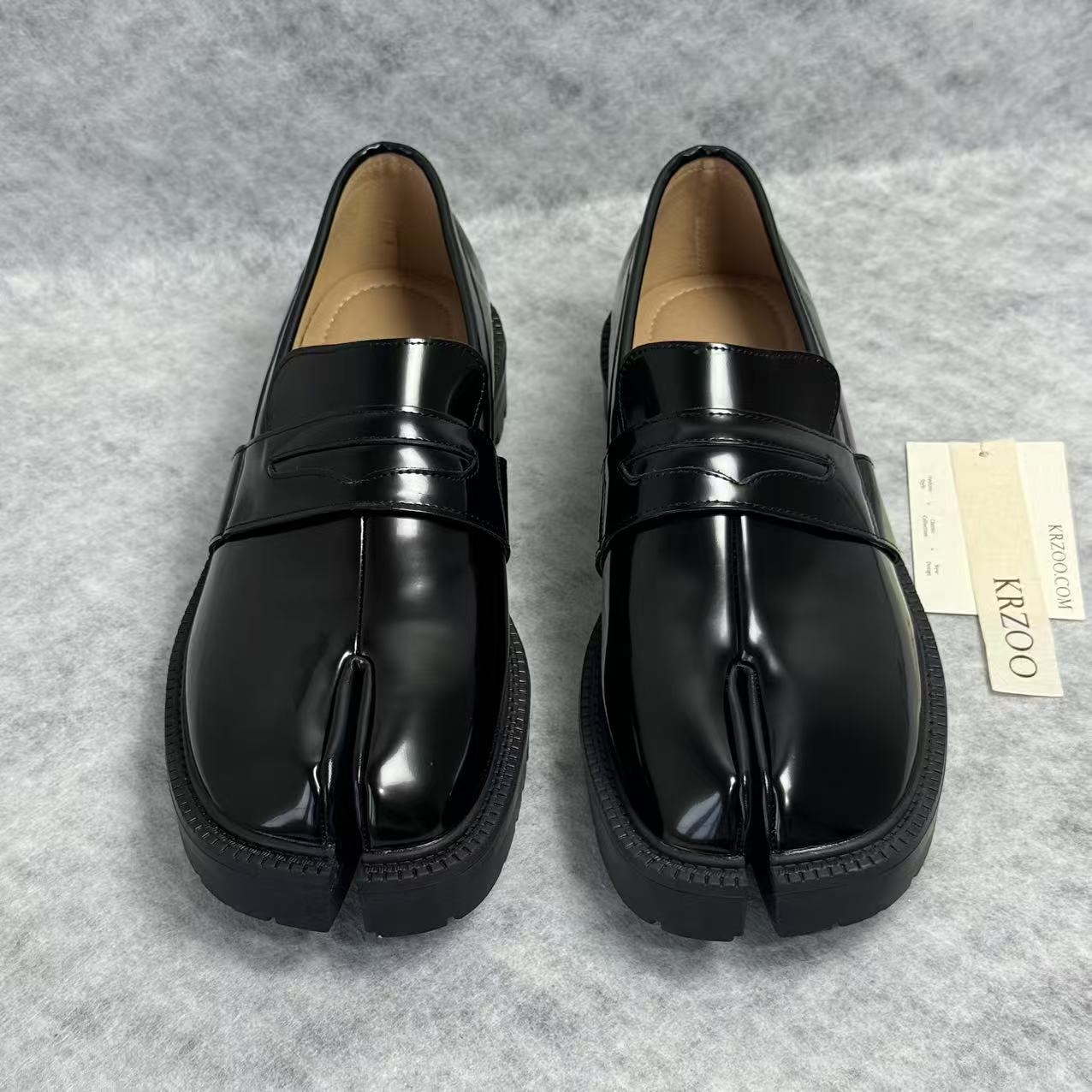 Split-toe shoes with pigtail laces and small leather shoes