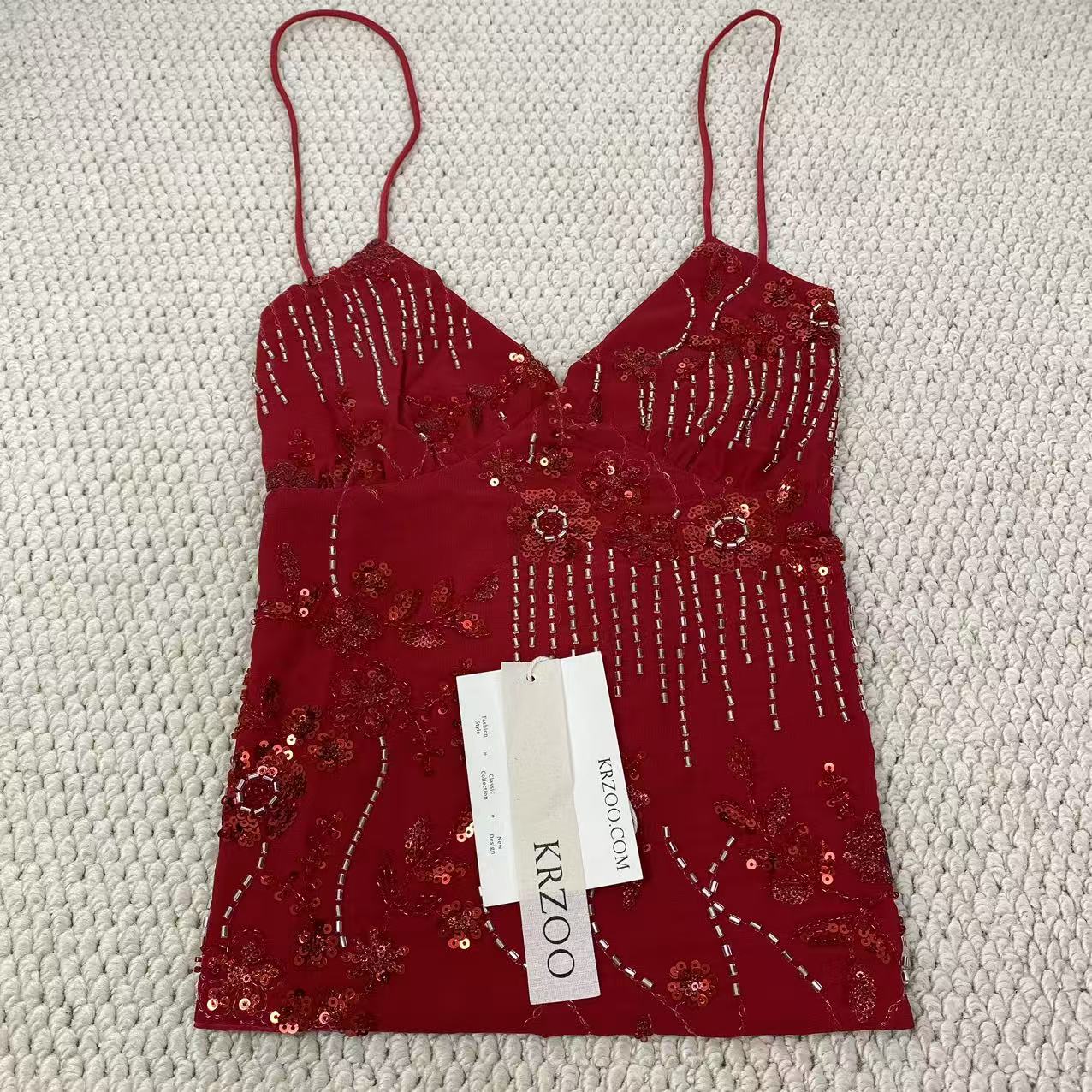 Embroidered figure-hugging tank top