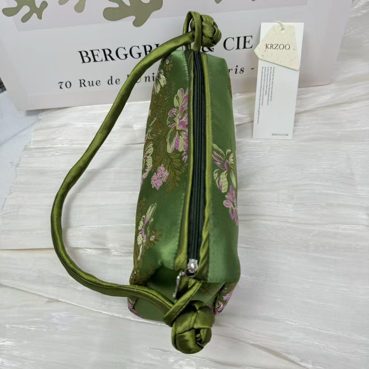 Classical style buttoned handbag