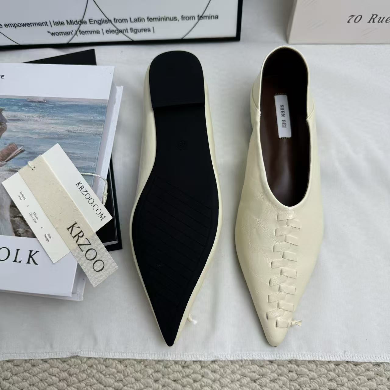 One step in the knitted pointed-toe shoes