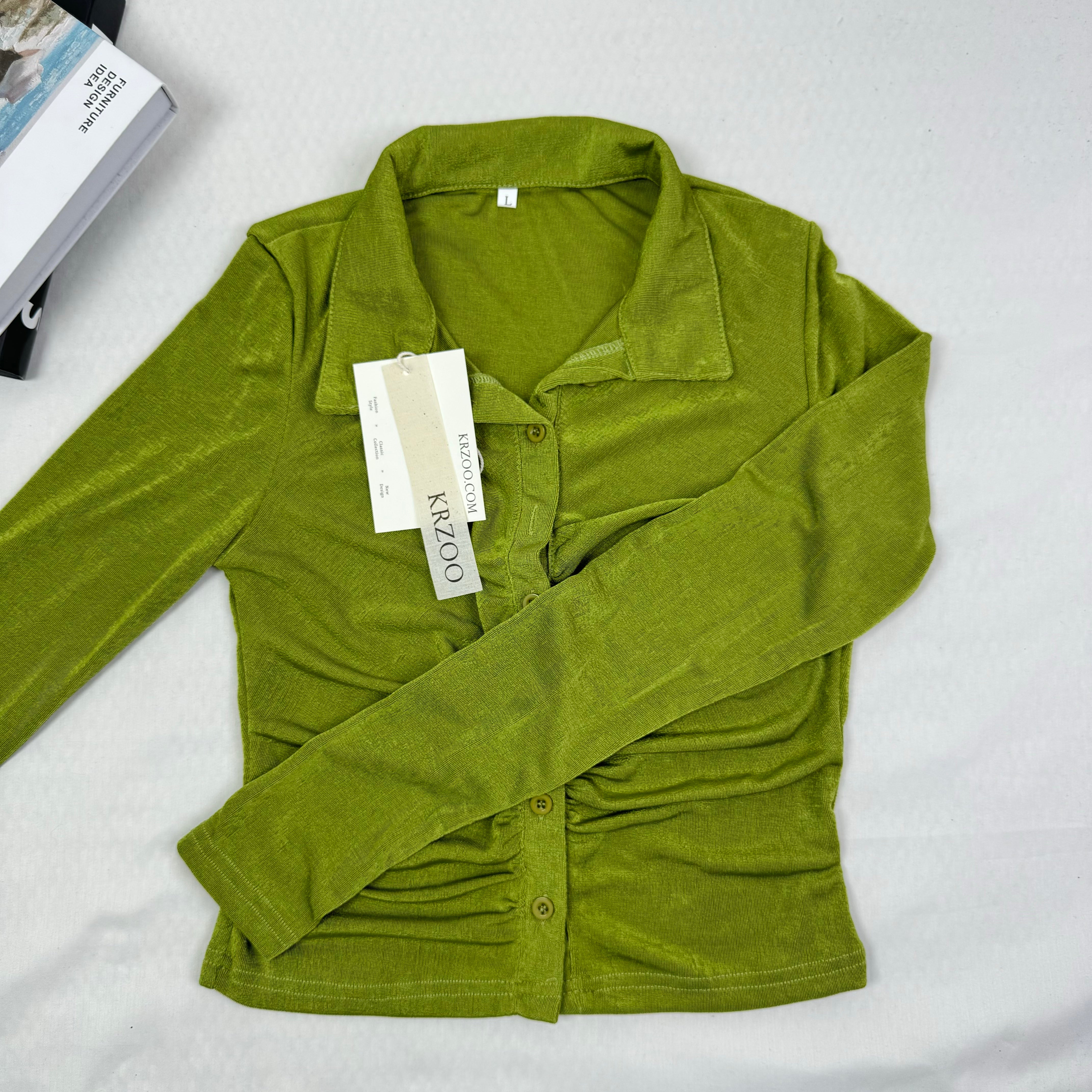 Shirt with turned-up collar for self-cultivation