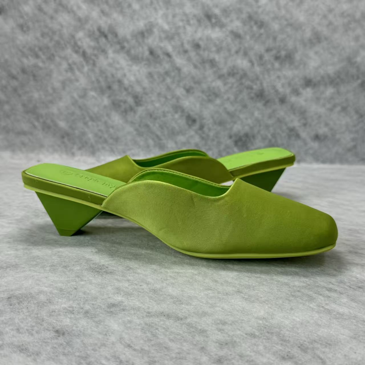 Round-headed satin-covered triangular heel